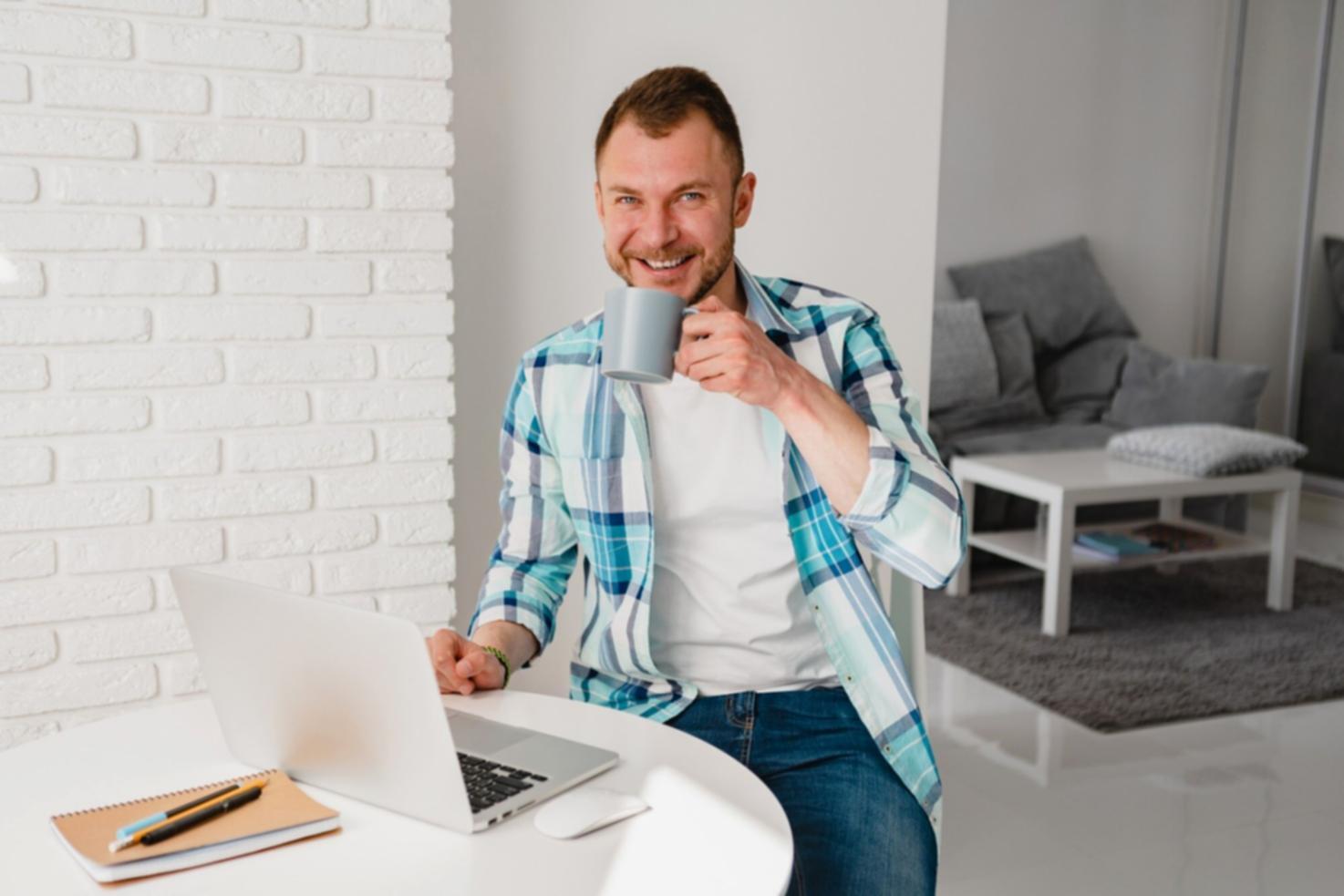 Consultant analysant les résultats